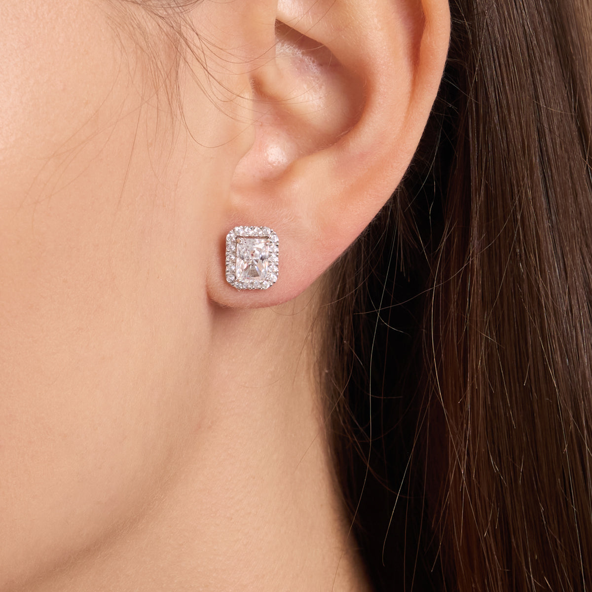 أقراط زمردية أنيقة مزينة