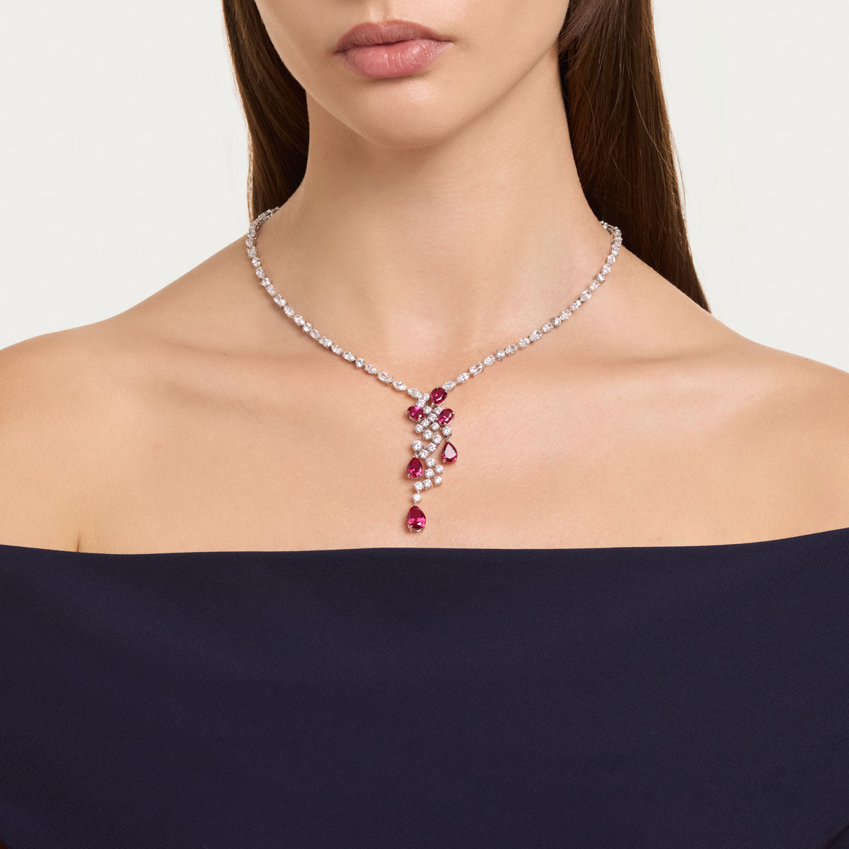 عقد مزين بحجر الياقوت