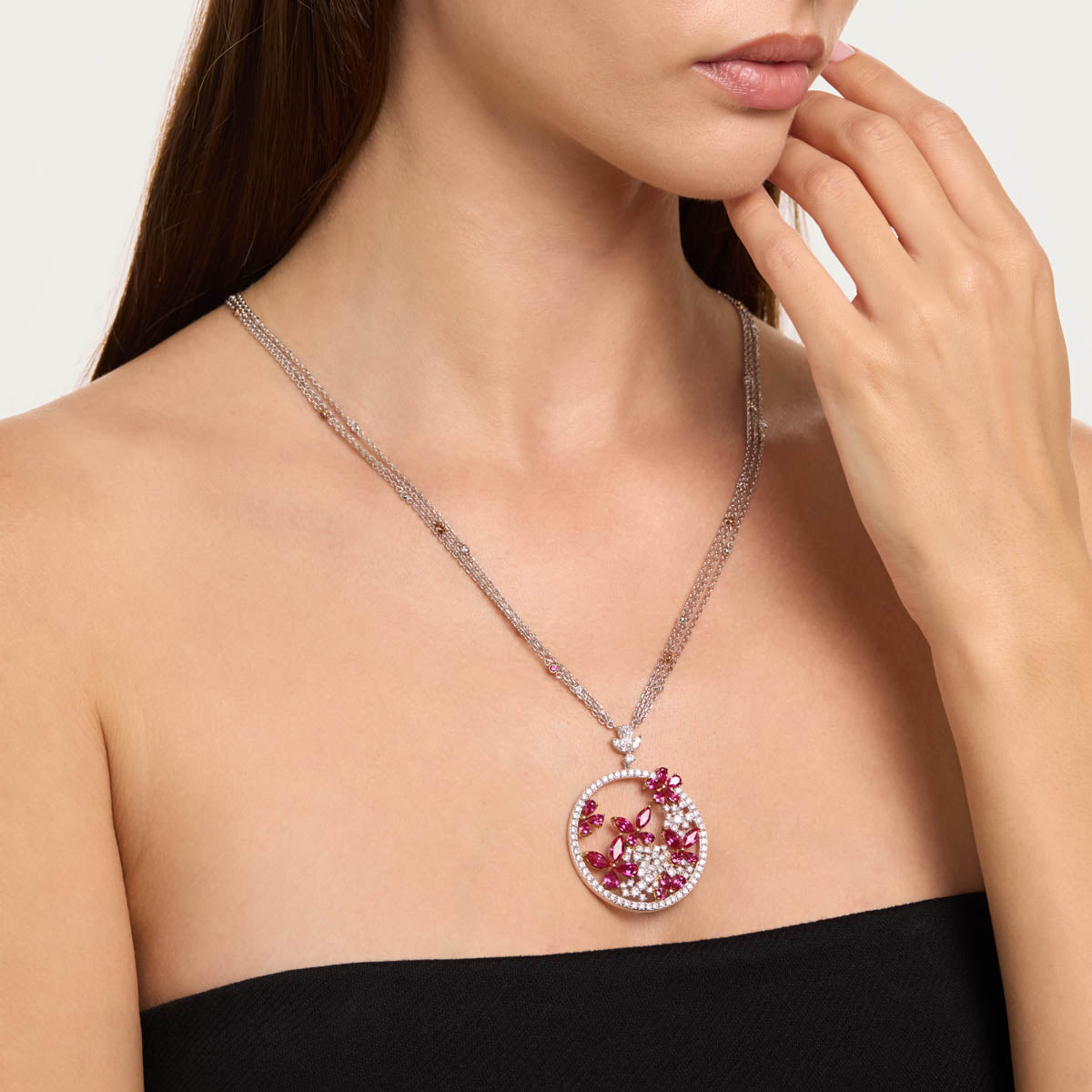 قلادة ألماس متدلية مزينة بحجر الياقوت