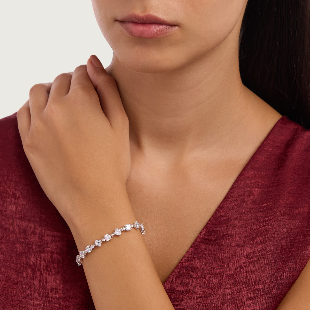 إسوارة على شكل زهور مزينة بالألماس