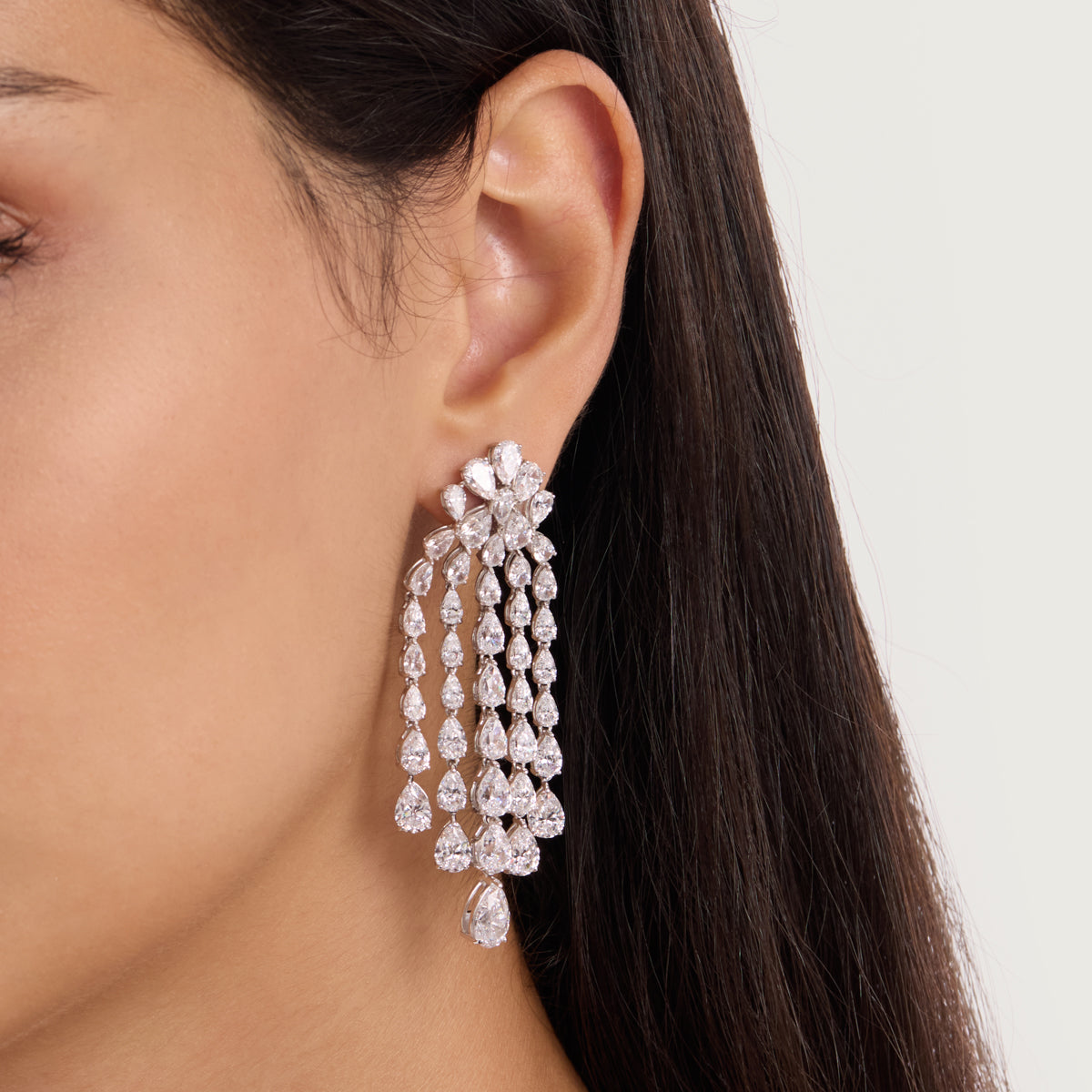 أقراط مُتدلية على شكل بتلات مزينة