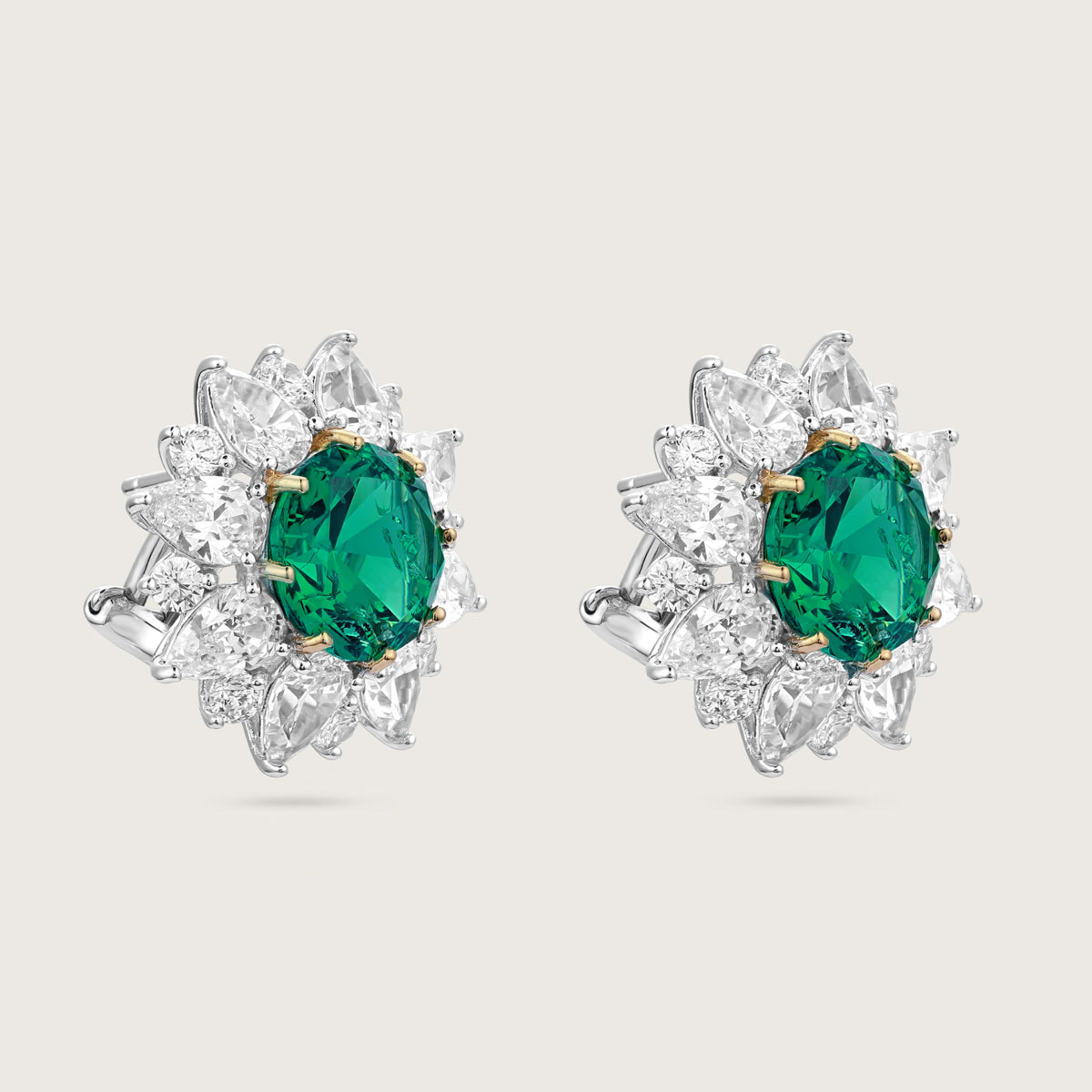 أقراط بشكل زهرة الزمرد مزينة