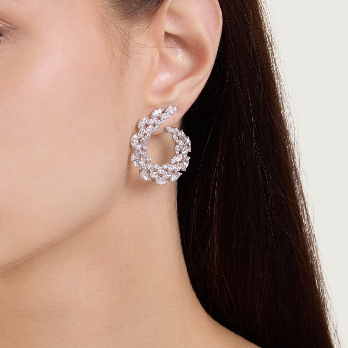 أقراط دائرية مزينة