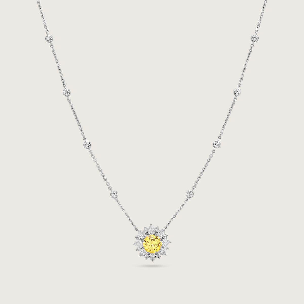 قلادة زهرة الكناري المزينة بالألماس