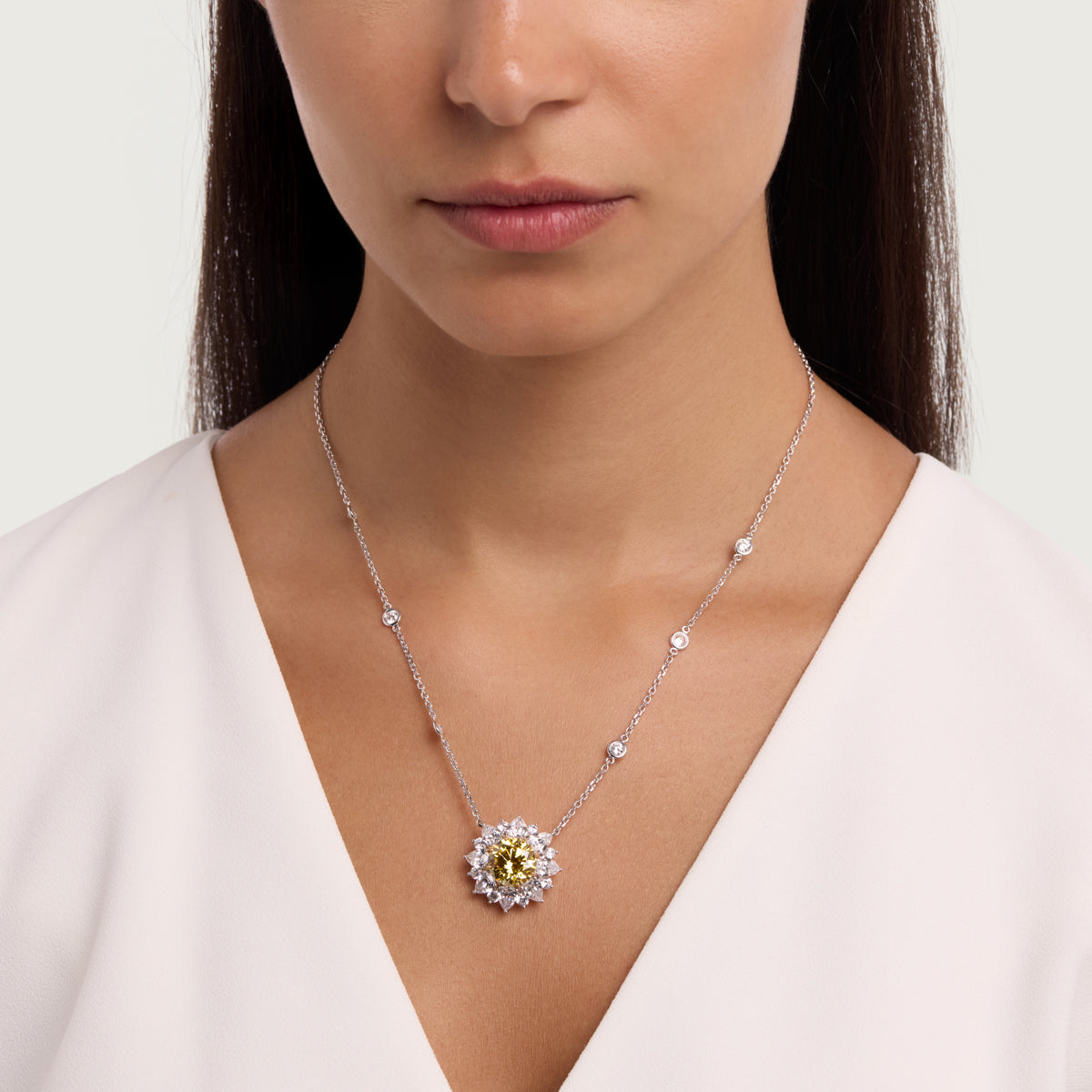 قلادة زهرة الكناري المزينة بالألماس