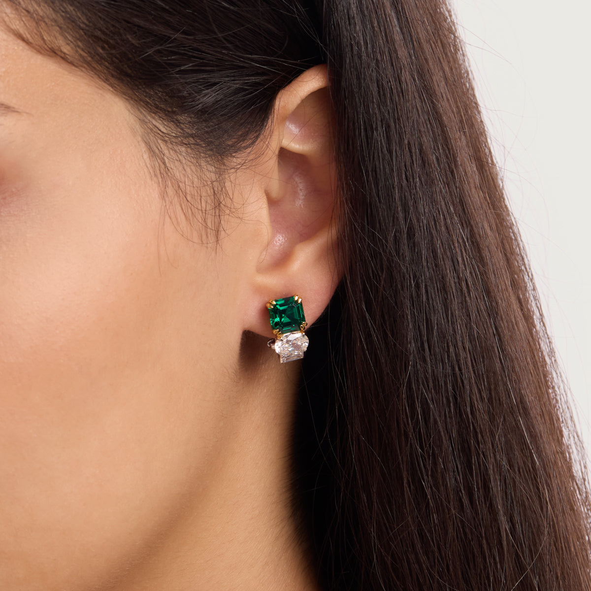 أقراط مزدوجة مزينة بالألماس والزمرد