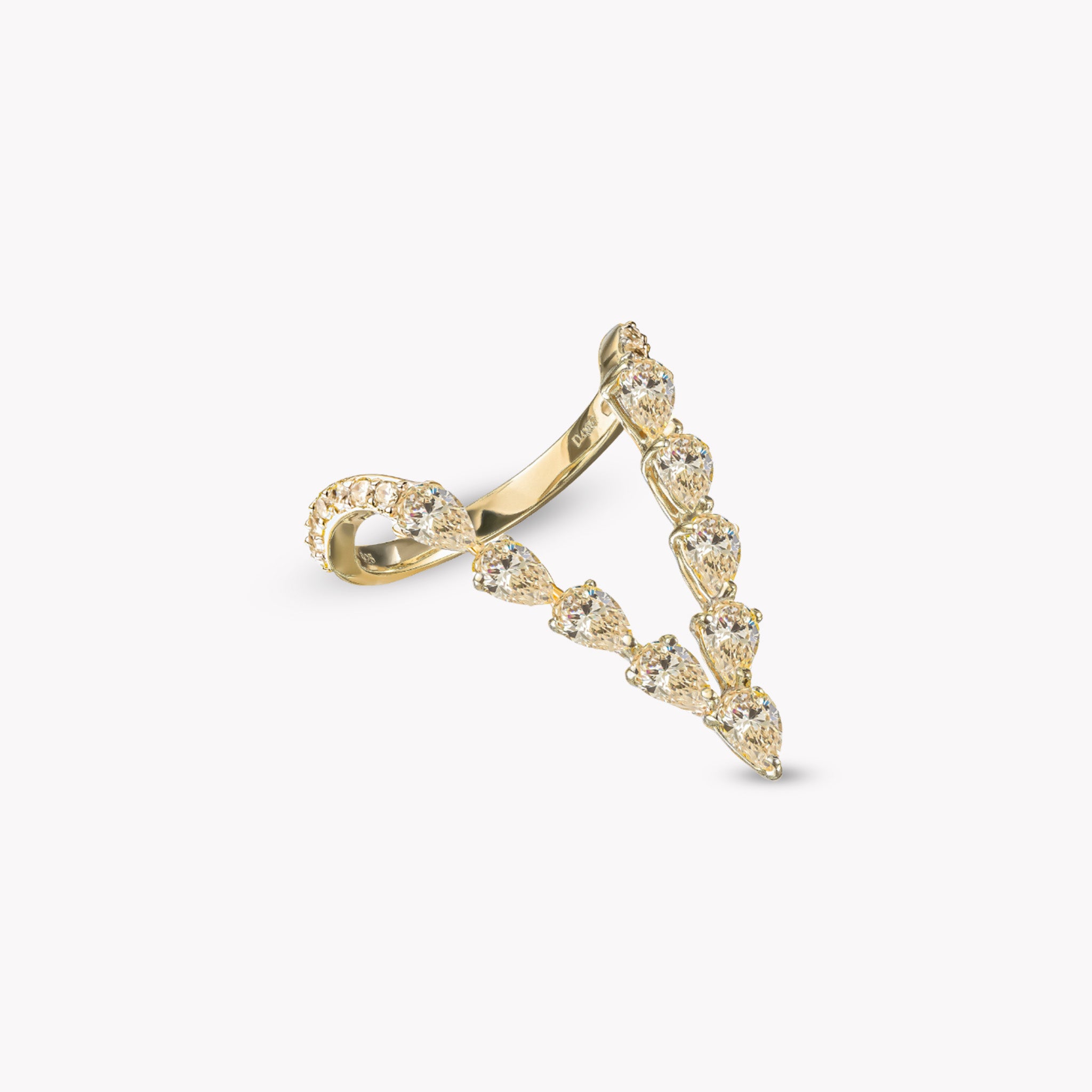 خاتم 'V' المزين بالألماس