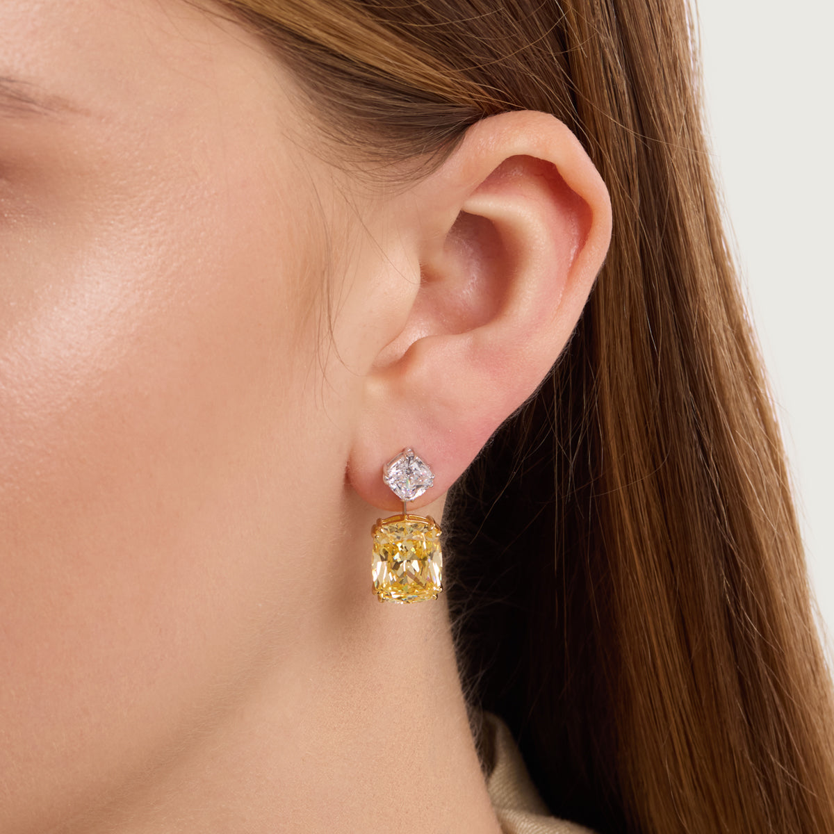 أقراط ذهبية لامعة مزينة بالألماس