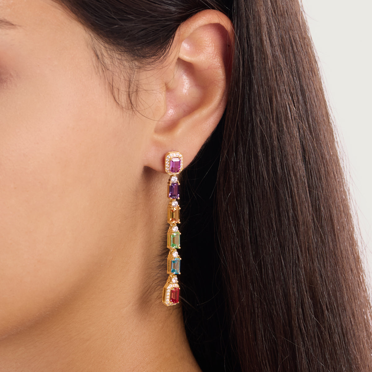 أقراط متدلية مُتدرّجة اللون مزينة