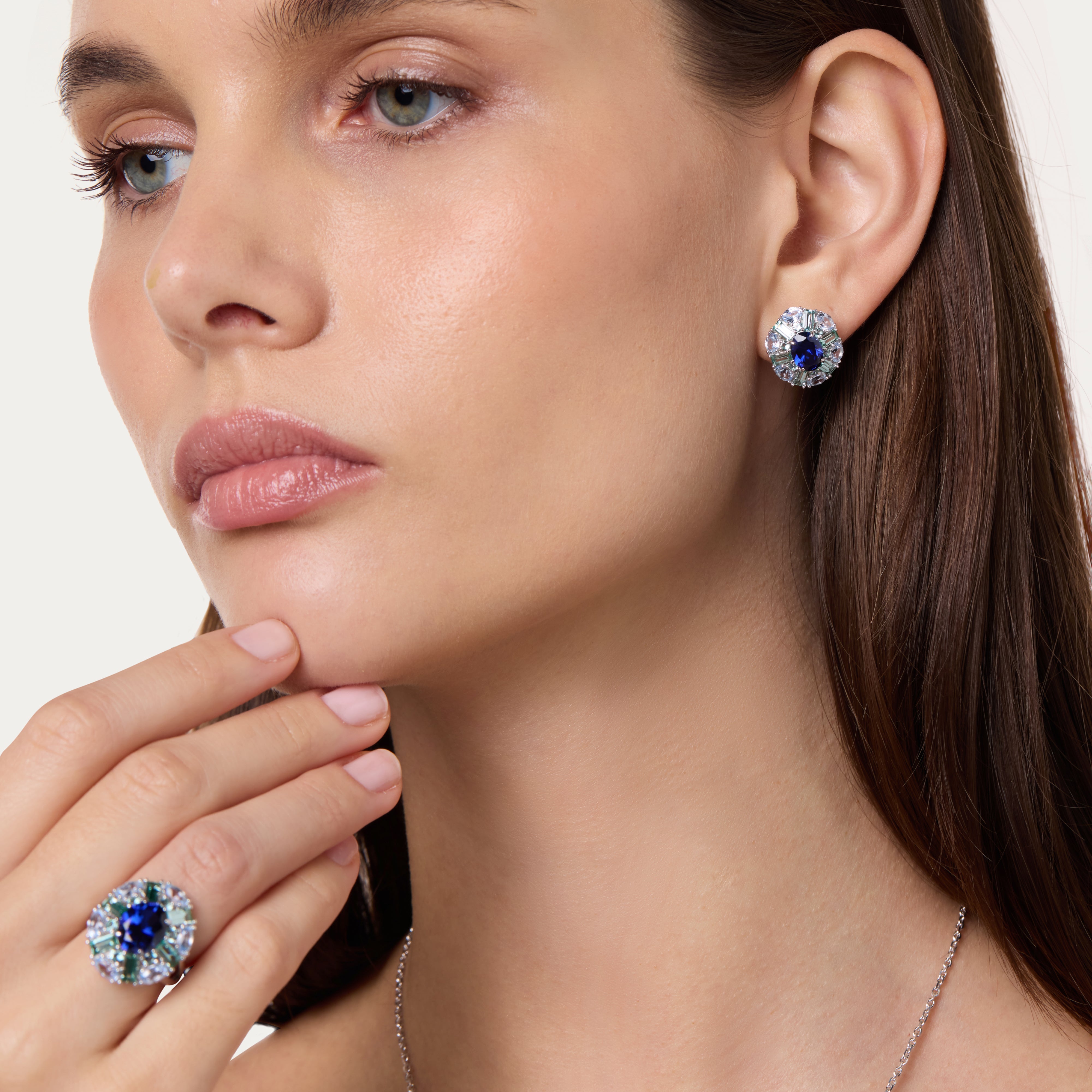 أقراط هالة متوّجة